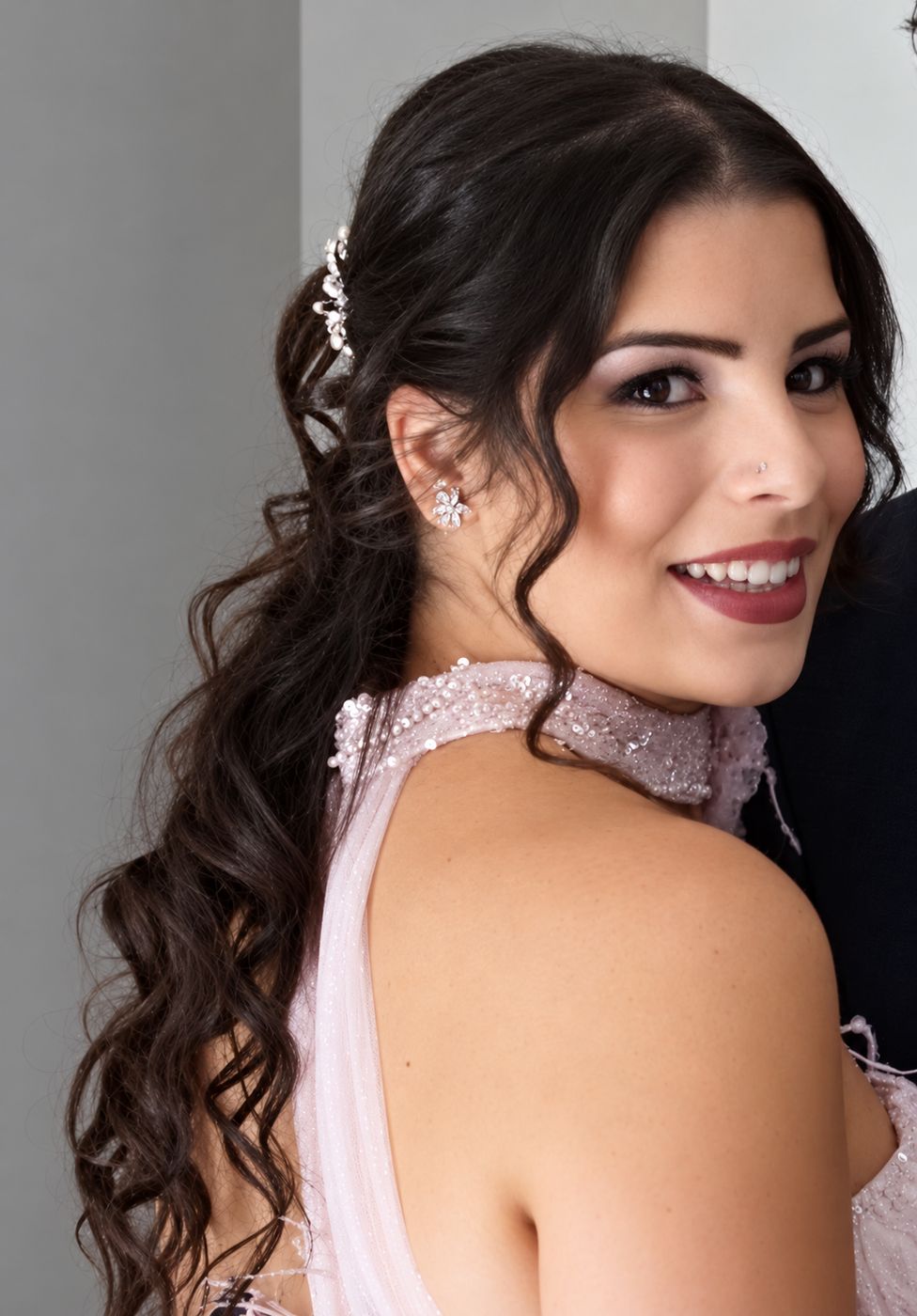 Trucco da cerimonia e acconciatura semiraccolta con onde