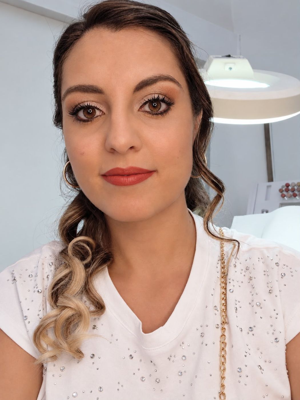 Trucco e acconciatura con onde morbide