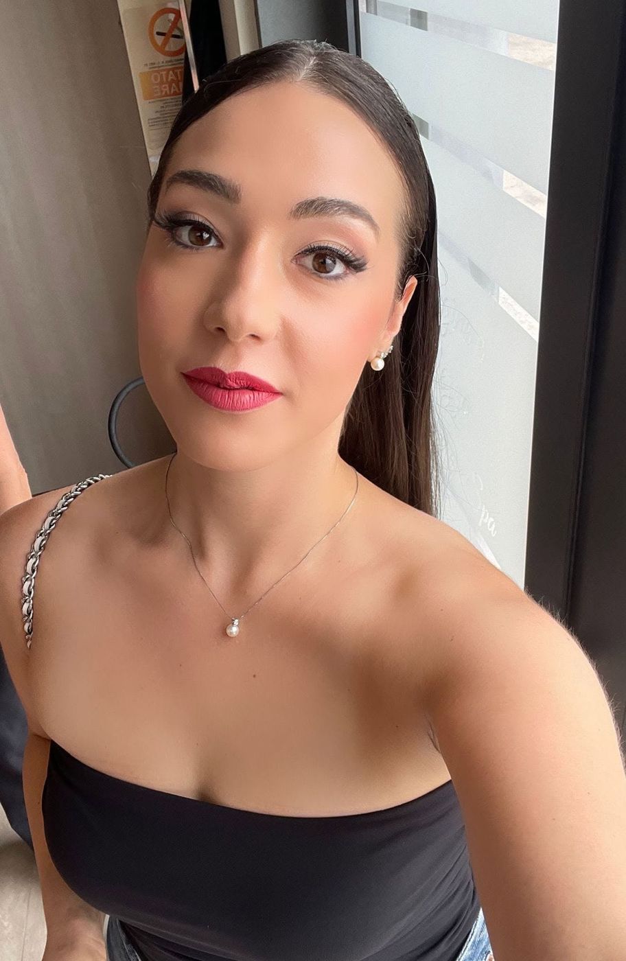 Trucco elegante con rossetto rosso