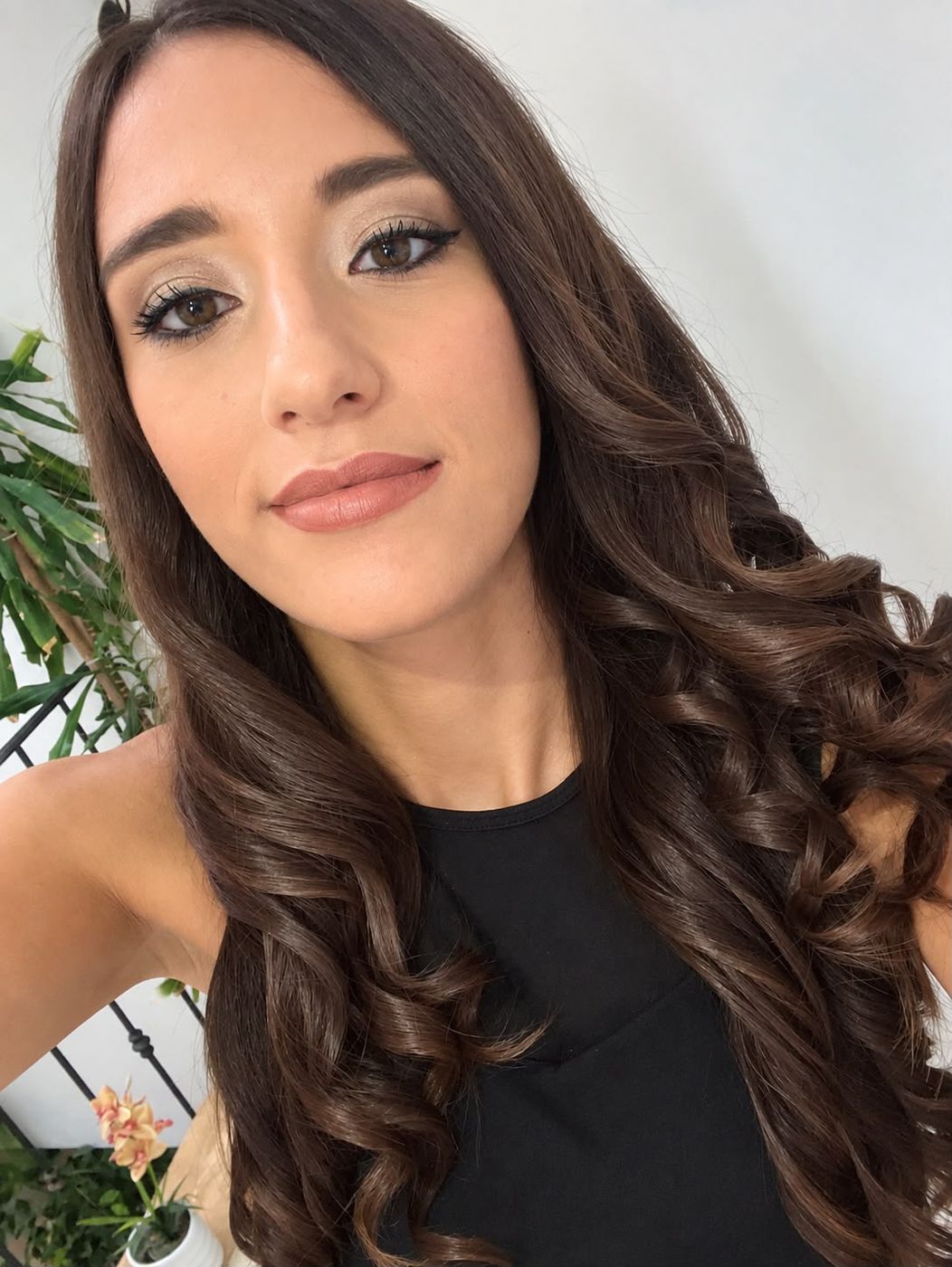 Trucco occhi luminoso su capelli lunghi mossi