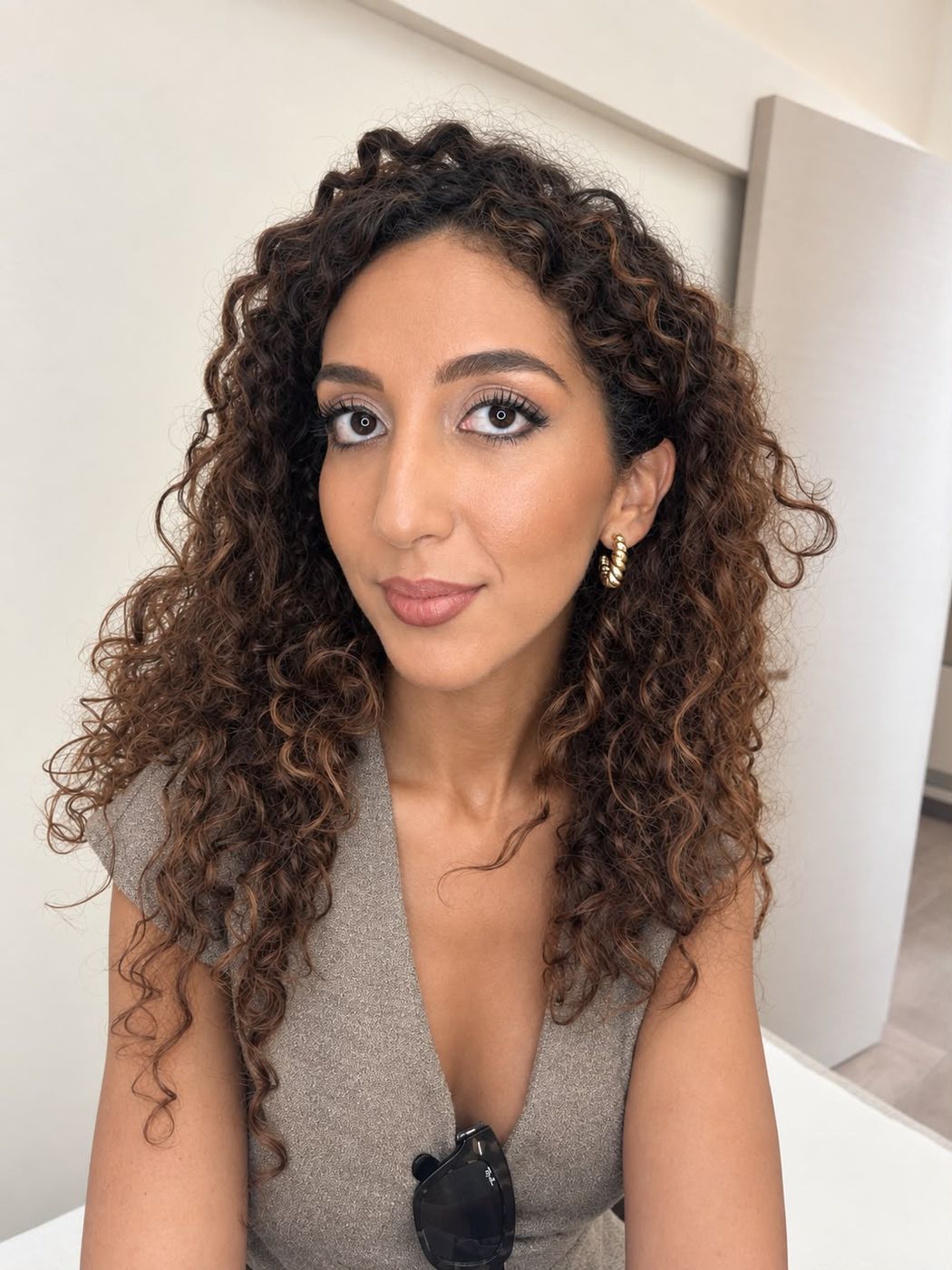 Cliente con trucco professionale e capelli ricci