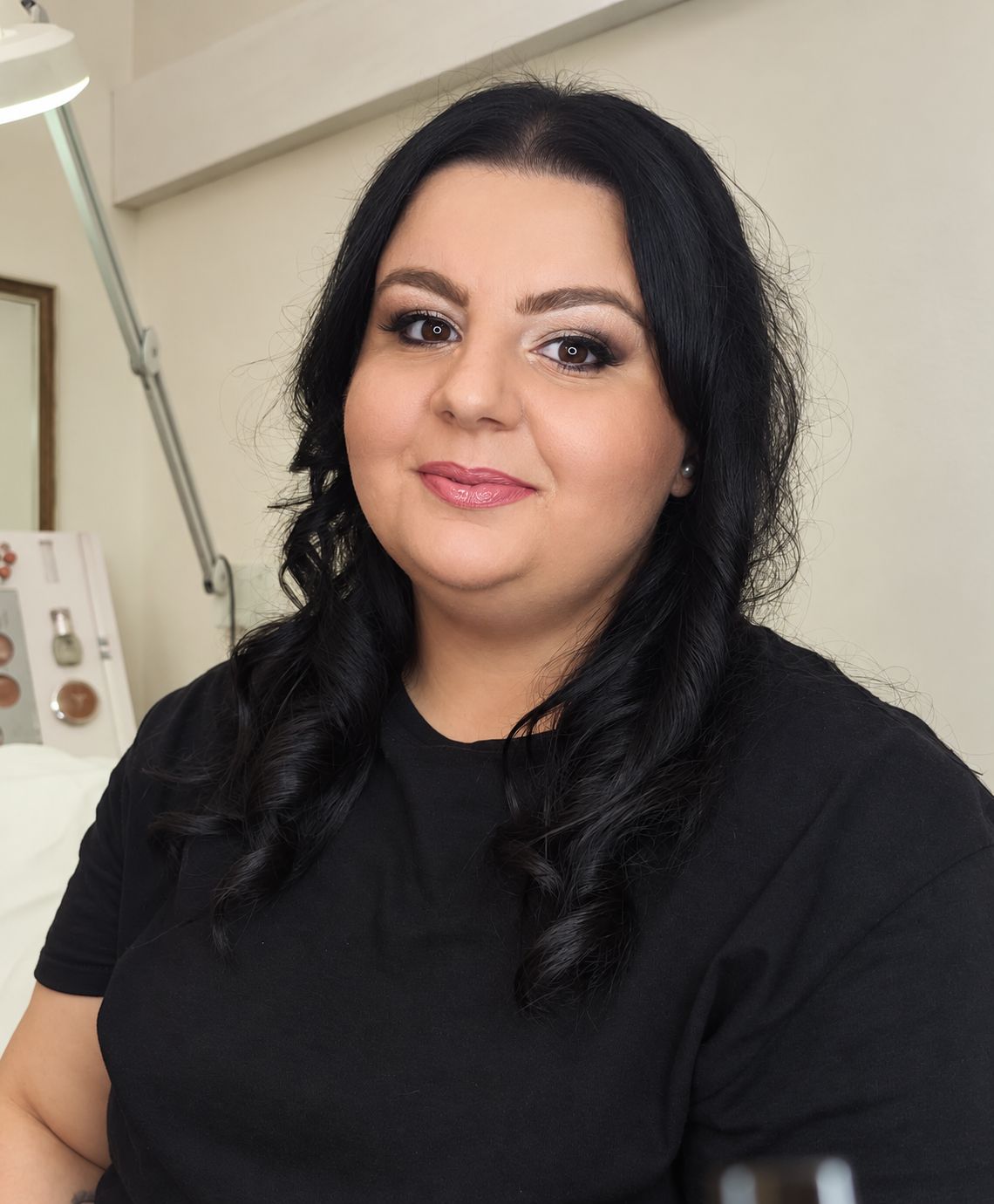 Cliente con trucco smokey e capelli mossi